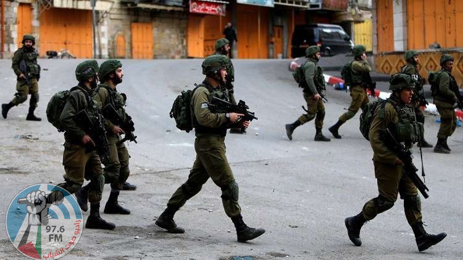الاحتلال يعتقل 11 مواطنا ويعتدي بالضرب على آخرين في الخليل