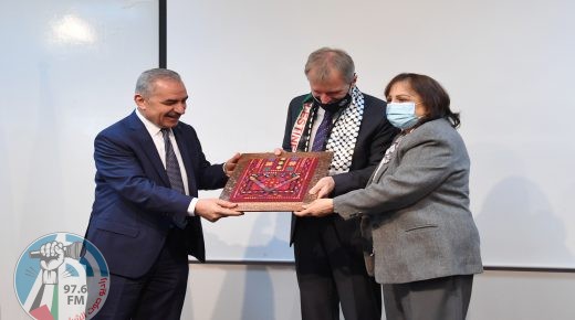 اشتية: قطاع الصحة شهد انتعاشة كبيرة نريد المراكمة عليها وصولا لتوطين الخدمة