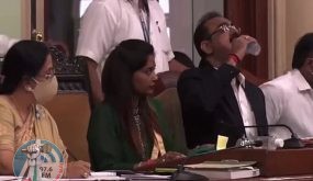 (فيديو) مسؤول هندي يشرب معقم لليدين ظنا منه أنه زجاجة ماء