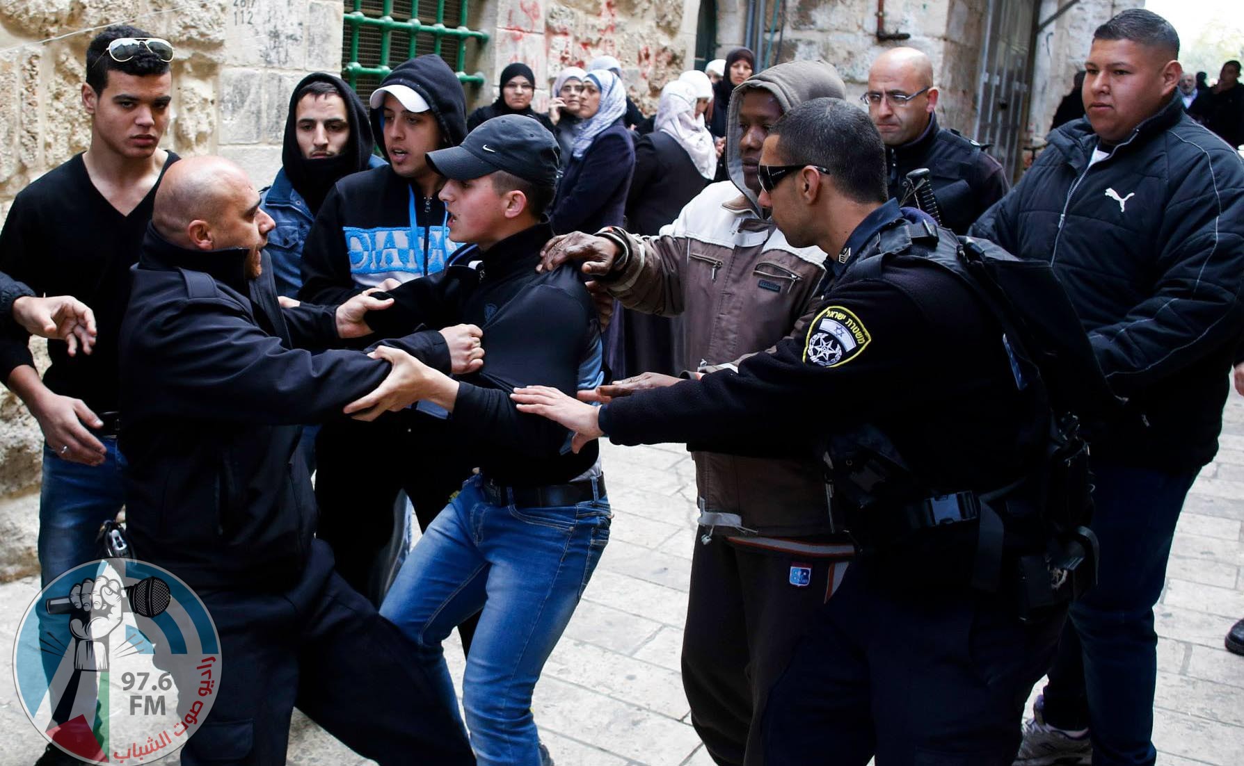 الاحتلال يعتقل 3 شبان وفتاة ويقتحم مصلى باب الرحمة في القدس