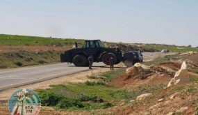 الاحتلال يغلق مدخل ماعين شرق يطا بالسواتر الترابية