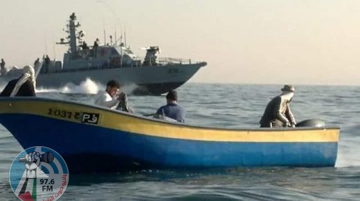 الاحتلال يطلق النار على صيادين ويغرق أحد مراكبهم قبالة بحر دير البلح