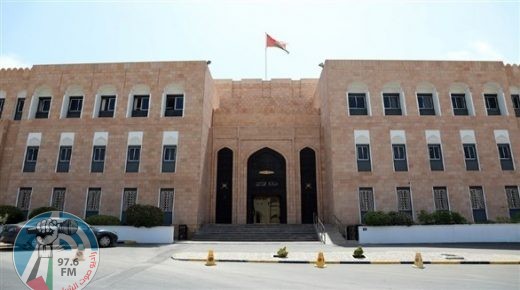 عُمان تبدأ العمل بضريبة القيمة المضافة في أبريل المقبل