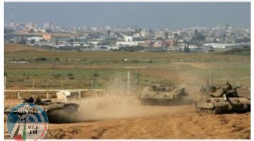 الاحتلال يتوغل ويجرف أراضي وسط قطاع غزة
