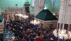 آلاف المواطنين يؤدون صلاة الجمعة الأولى من رمضان في الحرم الإبراهيمي