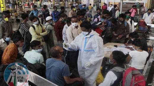 Pasajeros de trenes de larga distancia esperan para someterse a una prueba de detección del coronavirus a su llegada a la estación Chhatrapati Shivaji Maharaj, en Mumbai, India, el 10 de marzo de 2021. (AP Foto/Rajanish Kakade)