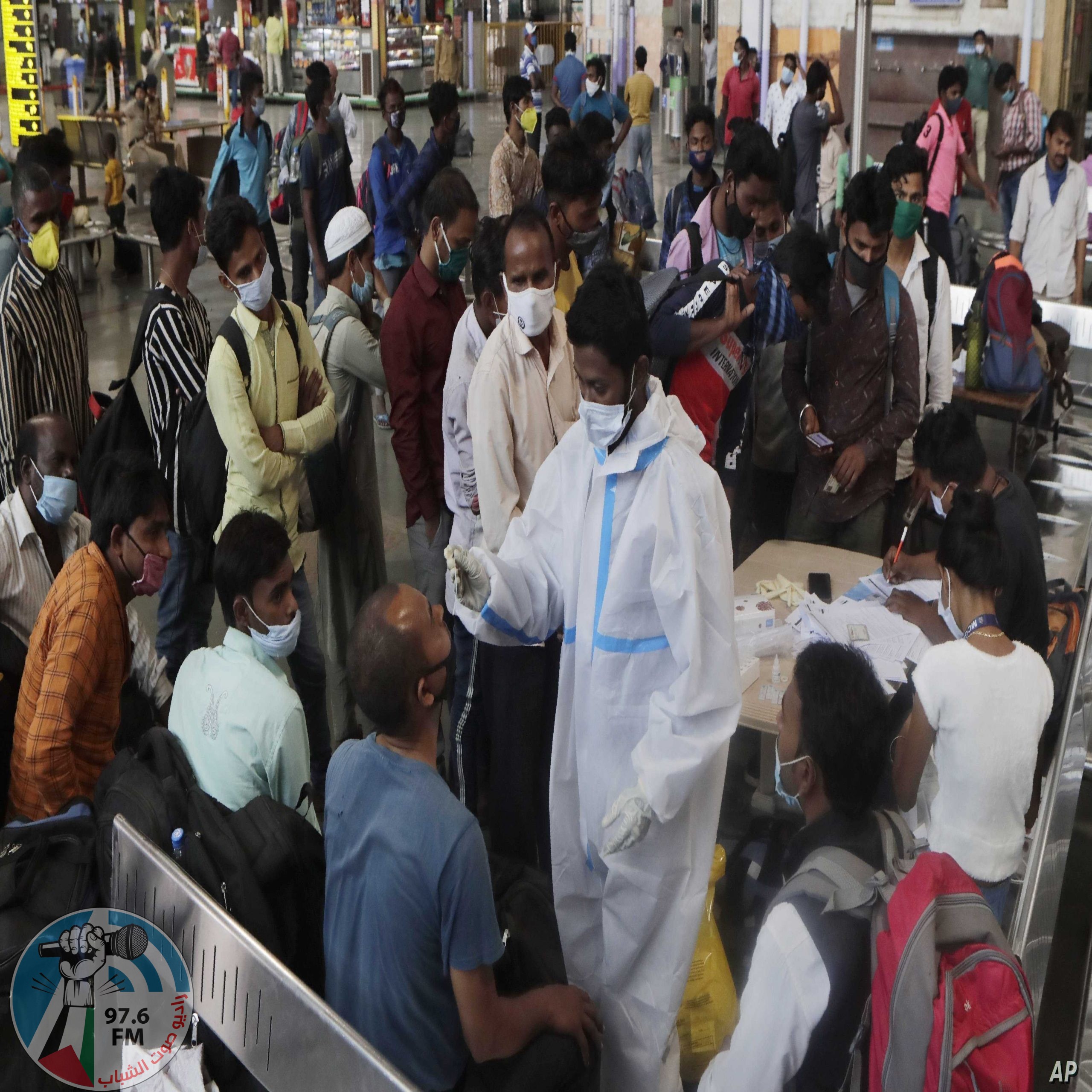 Pasajeros de trenes de larga distancia esperan para someterse a una prueba de detección del coronavirus a su llegada a la estación Chhatrapati Shivaji Maharaj, en Mumbai, India, el 10 de marzo de 2021. (AP Foto/Rajanish Kakade)