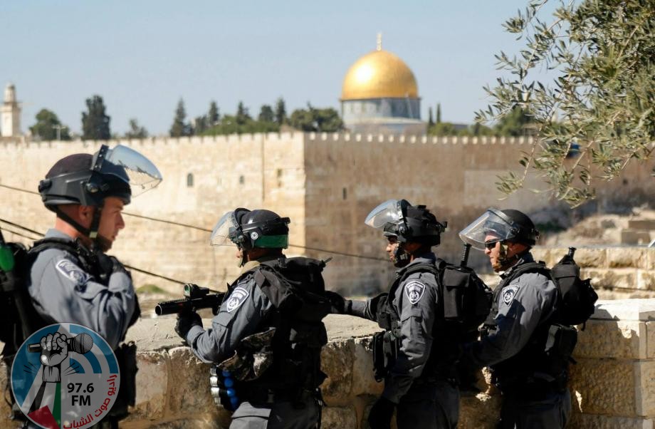 الاحتلال يشدد إجراءاته العسكرية في محيط القدس ويحد من دخول المئات للأقصى