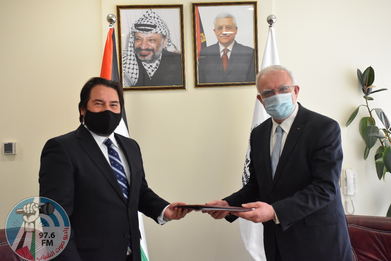 المالكي يتسلم نسخة من أوراق اعتماد ممثل جمهورية تشيلي لدى فلسطين