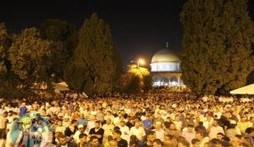 75 ألفا يؤدون “التراويح” في رحاب الأقصى رغم الإجراءات الإسرائيلية