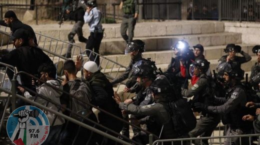 قوات الاحتلال تقمع مئات المقدسيين في باب العامود وتعتقل عددا منهم