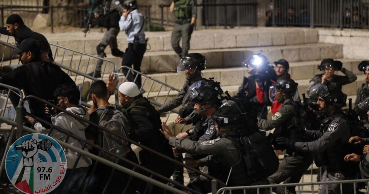قوات الاحتلال تقمع مئات المقدسيين في باب العامود وتعتقل عددا منهم