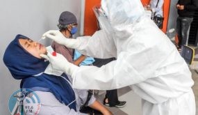 فيروس كورونا: مقاضاة شركة تعيد استخدام أدوات مسحة الأنف بين الركاب في مطار إندونيسي