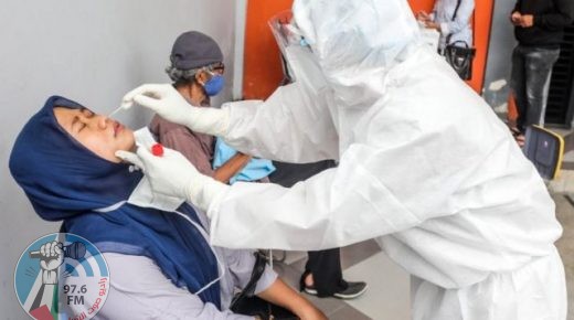 فيروس كورونا: مقاضاة شركة تعيد استخدام أدوات مسحة الأنف بين الركاب في مطار إندونيسي