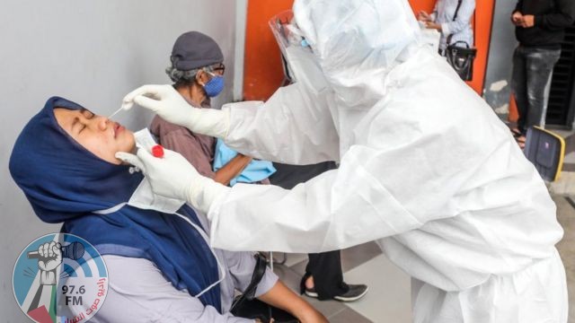 فيروس كورونا: مقاضاة شركة تعيد استخدام أدوات مسحة الأنف بين الركاب في مطار إندونيسي