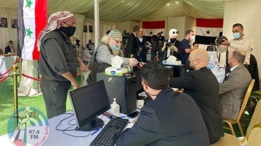 السوريون يدلون بأصواتهم بعد فتح مراكز الاقتراع في الانتخابات الرئاسية