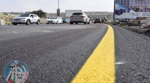 مستوطنون يغلقون مدخل البيرة الشمالي ويعتدون على مركبات المواطنين