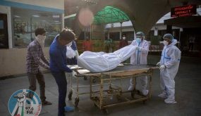 Health workers transfer the body of a victim who was suffering from the coronavirus disease (COVID-19), from the casualty ward at Guru Teg Bahadur hospital, amidst the spread of the disease in New Delhi, India, April 23, 2021. REUTERS/Danish Siddiqui