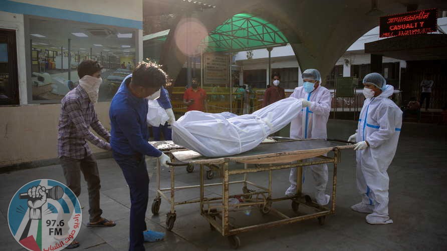 Health workers transfer the body of a victim who was suffering from the coronavirus disease (COVID-19), from the casualty ward at Guru Teg Bahadur hospital, amidst the spread of the disease in New Delhi, India, April 23, 2021. REUTERS/Danish Siddiqui