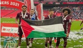لاعبا ليستر سيتي تشودري وفوفانا يرفعان علم فلسطين أثناء التتويج بكأس الاتحاد الإنجليزي