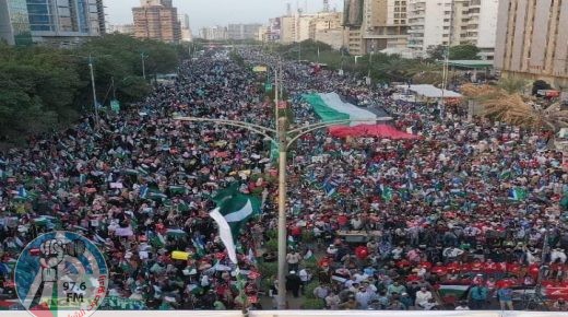 عشرات الآلاف يشاركون في مسيرة تضامنية مع شعبنا في كراتشي الباكستانية