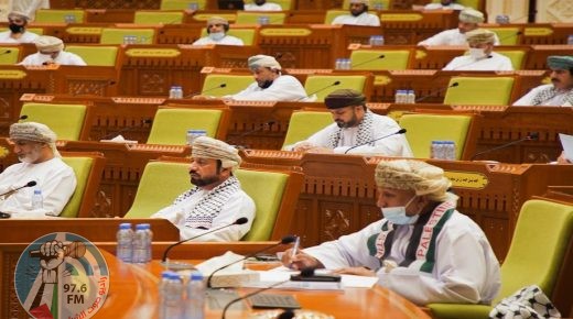 أعضاء مجلس الشورى العماني يتشحون بالكوفية والعلم الفلسطيني خلال اجتماع للمجلس اليوم