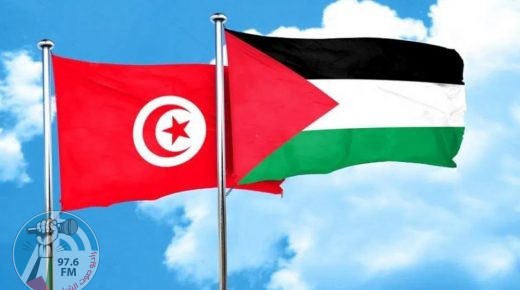 تضامنا مع شعبنا: طلبة تونس يحيّون العلمين التونسي والفلسطيني قبل دخول مدارسهم