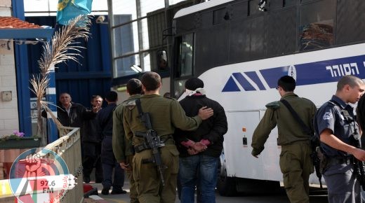 A bus of the Israeli Prison Service transfers on Dec 15 2011 Palestinian prisoners, who are to be exchanged on Sunday from Offer Prison.
Photo by Yossi Zamir/Flash 90 *** Local Caption *** ùçøåø àñéøéí
îçðä òåôø
ôìñèéðéí