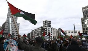 برلين: وقفة لإدانة “انحياز” الإعلام الألماني لإسرائيل