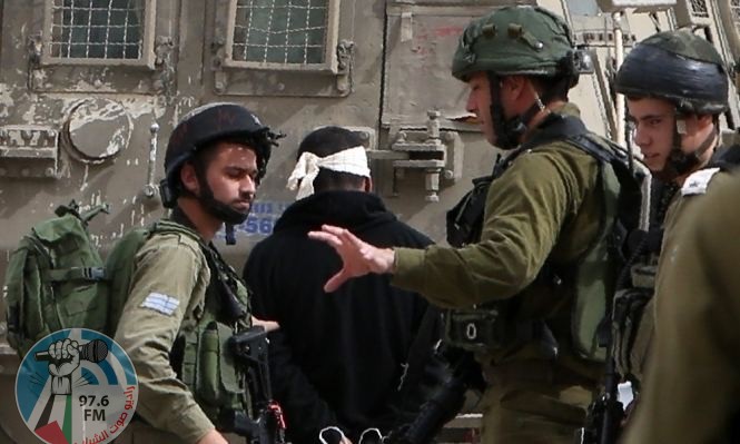 الاحتلال يعتقل مواطنين من مخيم العروب شمال الخليل