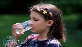 طبيبة تبدد الأسطورة الشائعة حول شرب الماء