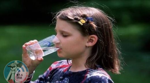 طبيبة تبدد الأسطورة الشائعة حول شرب الماء