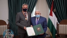 لدوره المتميز في تعزيز العلاقات بين فلسطين وألمانيا ..السيد الرئيس يمنح ممثل ألمانيا نجمة القدس