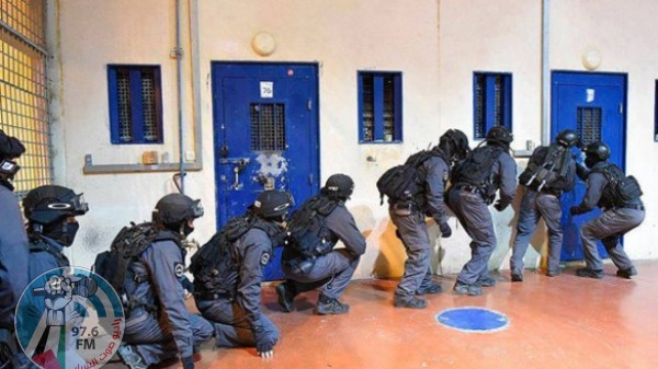 هيئة الأسرى: قوات القمع الإسرائيلية تقتحم سجن عوفر وتعتدي على الأسرى