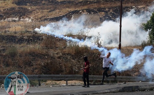اصابة عدد من المواطنين خلال قمع الاحتلال مسيرة منددة بشق طريق استيطانية جنوب نابلس