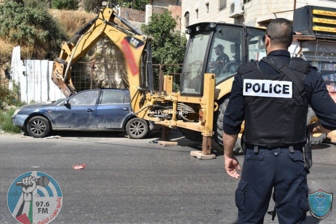 الشرطة الفلسطينية تتلف مركبات غير قانونية في الخليل