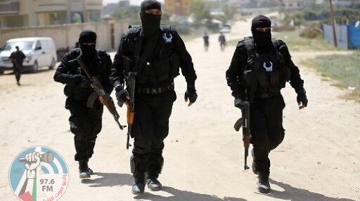 Hamas policemen carry out a raid in Nuseirat, south of Gaza City on March 22, 2018, that resulted in the arrest of a suspect in a recent bomb attack against the Palestinian prime minister, officials said.
Clashes erupted in Nuseirat in central Gaza as security forces from Hamas, the Islamist movement that runs the Gaza Strip, engaged in a manhunt for the suspect. / AFP PHOTO / MOHAMMED ABED