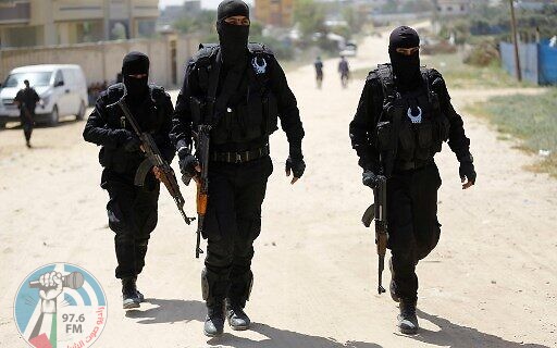 Hamas policemen carry out a raid in Nuseirat, south of Gaza City on March 22, 2018, that resulted in the arrest of a suspect in a recent bomb attack against the Palestinian prime minister, officials said.
Clashes erupted in Nuseirat in central Gaza as security forces from Hamas, the Islamist movement that runs the Gaza Strip, engaged in a manhunt for the suspect. / AFP PHOTO / MOHAMMED ABED