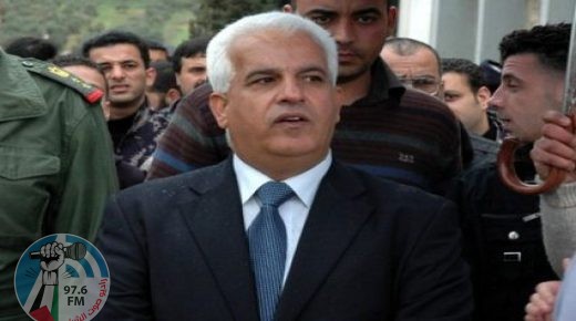محافظ الخليل يضع إكليلا من الزهور على ضريح الشهداء في المدينة بمناسبة عيد الاضحى