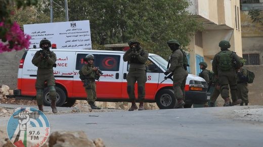 “نابلس” الاحتلال يصيب مواطنا ويعتقل 3 آخرين