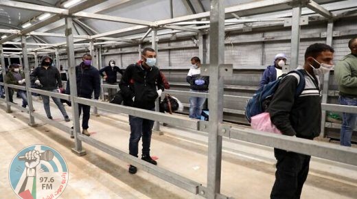 Palestinian workers enter Israel through the Mitar checkpoint in the West Bank city of Hebron, on May 3, 2020. Photo by Wisam Hashlamoun/Flash90 *** Local Caption *** ÷åøåðä
åéøåñ
çáøåï
îòáø
îéúø
âáåì
çåöéí
éùøàì
ôìñèéðàé
ôìñèéðàéí
òåáãéí
áðééï
çéèåé
òåáøéí
éùøàì