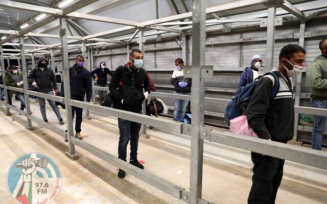 Palestinian workers enter Israel through the Mitar checkpoint in the West Bank city of Hebron, on May 3, 2020. Photo by Wisam Hashlamoun/Flash90 *** Local Caption *** ÷åøåðä
åéøåñ
çáøåï
îòáø
îéúø
âáåì
çåöéí
éùøàì
ôìñèéðàé
ôìñèéðàéí
òåáãéí
áðééï
çéèåé
òåáøéí
éùøàì