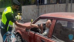 الشرطة توزع الورود على المواطنين بدل المخالفات في رام الله