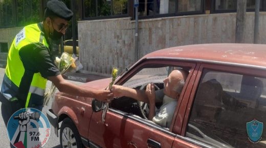 الشرطة توزع الورود على المواطنين بدل المخالفات في رام الله