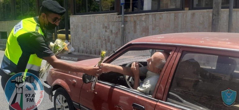 الشرطة توزع الورود على المواطنين بدل المخالفات في رام الله