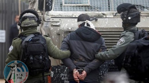 الاحتلال يعتقل مواطنين من بلدة دورا