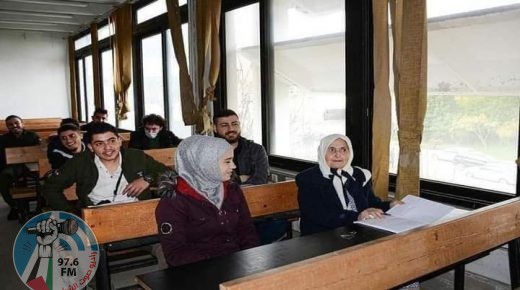 قصة نجاح – الفلسطينية نجلاء برغل – تنهي دراستها الجامعية بعمر 79 عام