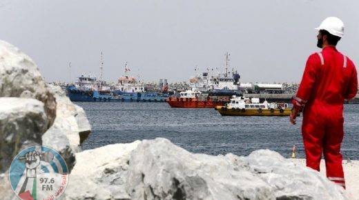 “أسوشيتد برس”: سفينتان في خليج عمان تحذران من أنهما فقدتا السيطرة على القيادة