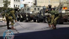 الاحتلال يعتقل شابًا وينصب حواجز عسكرية على مداخل مدينة الخليل