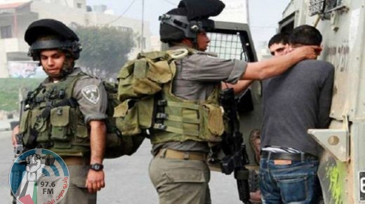 الخليل : الاحتلال يعتقل خمسة مواطنين بينهم زوجة أسير
